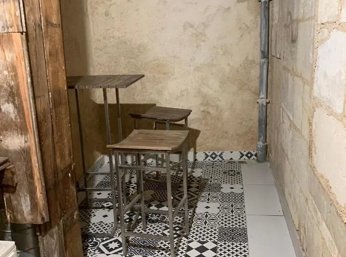 Cosy Avec Climatisation Et Patio Centre Historique De Appartamento